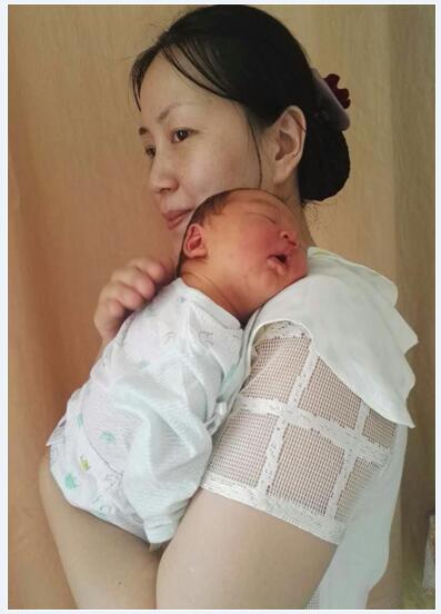 月嫂在给宝宝拍嗝