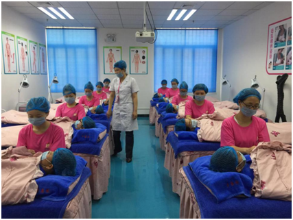 月嫂在进行实操技能学习